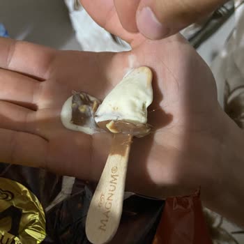 Magnum Mini Bademli Dondurmadan Kadın Saç Kılı Çıkması