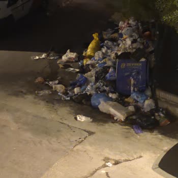 İzmir Büyükşehir Belediyesi 4 Gündür Çöpler Alınmıyor