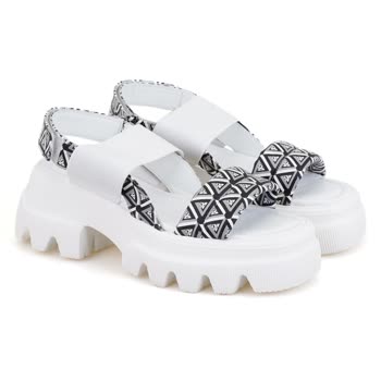 Desa Nın Hatalı Sandalet Üretimi