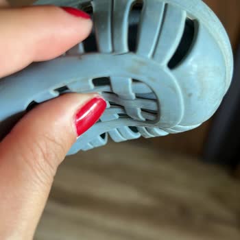 Parçalanan İgor Sandaletin Arkasında Durmayan Brand City