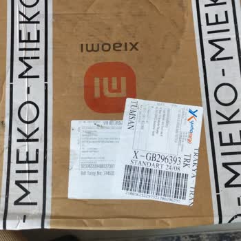 Yurtiçi Kargo Kargo Paketinin Üzerinde Ayak İzi.