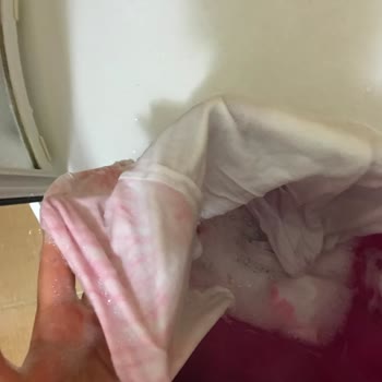 Ace Çamaşır Suyu Pembeye Boyadı