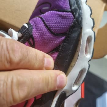 Nike Sol Ayakkabıda Kısa Sürede Yanlarda Açılması