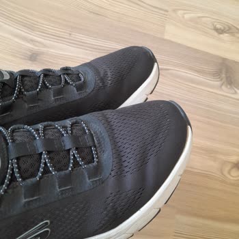 Skechers Sneakers Poor Quality..!