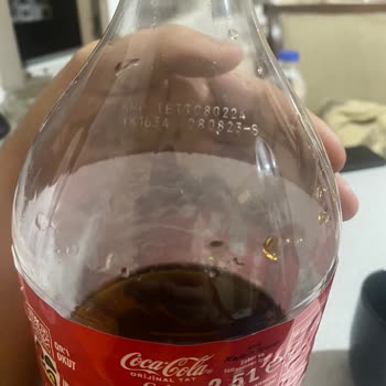 Coca-Cola İçecek İçinde Vıcık Cisimler