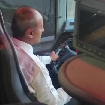 Kamil Koç Şoför Seyir Halinde Sigara İçiyor
