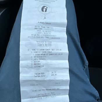 Usta Dönerci'de Çalışan Kasiyerin Saygısızlığı