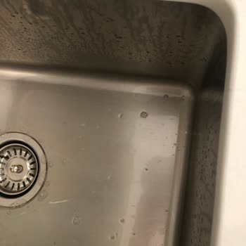 75 Yıl Garanti Veren Ukinox Marka Mutfak Eviyesi 15 Günde Paslandı