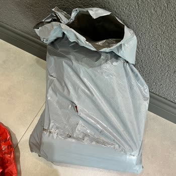 Sürat Kargo Hasarlı Ve Pislik İçinde Kargo Getiriyor