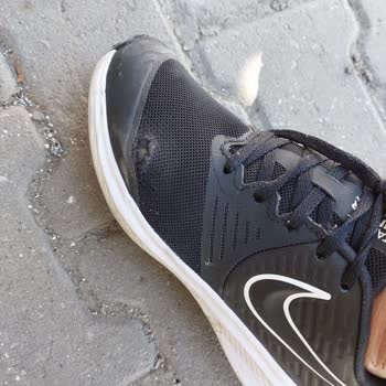 Nike Ayakkabım Yırtıklar İçinde