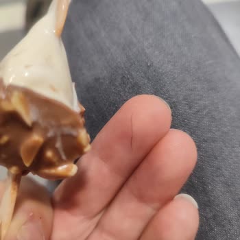 Algida Magnum Bademli Dondurma İçerisinden Çıkan Metal Tel