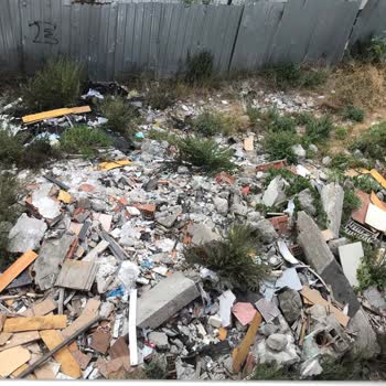 TOKİ Yanındaki Arsada Molozlar Çöpler Fareler Var