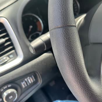 Peeling Steering Wheel of the Jeep Renegade
