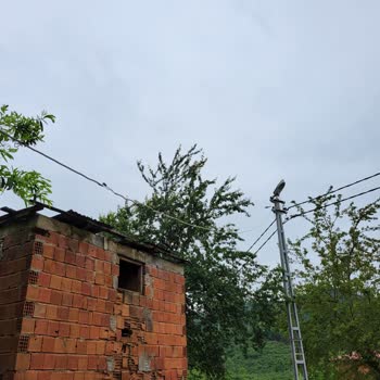 Çoruh Edaş Tehlikeli Eklenmiş Elektrik Kablosunu Yenilemiyor