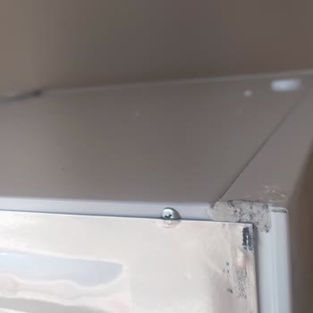 Siemens Marka Buzdolabı Arkada Sakız Gibi Yapıştırma Var