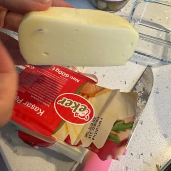 Eker Marka Kaşar Peynir İçerisinde Ki Plastik.