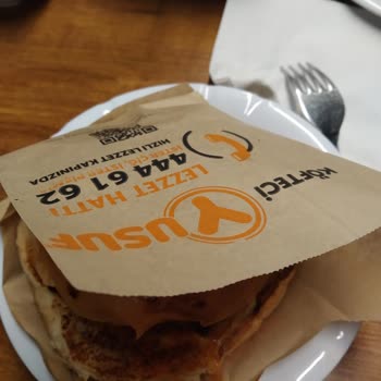 Köfteci Yusuf Hamburger İçine Gösteriş Amaçlı Koyulan Et