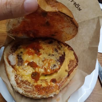 Köfteci Yusuf Hamburger İçine Gösteriş Amaçlı Koyulan Et