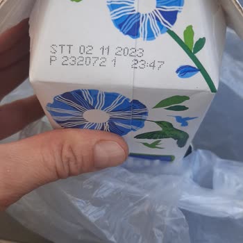 Torku Sütün Tadı Bozuk Ve Ambalajın İçinde Tabaka