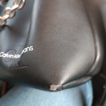 Calvin Klein Çanta Derisinin Soyulması