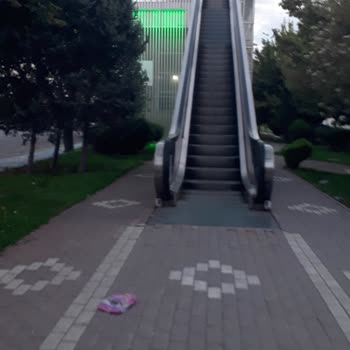 Konya Büyükşehir Belediyesi Beyşehir Çevre Yolu Üzerindeki Yürüyen Merdivenlerin Kapalı Olması