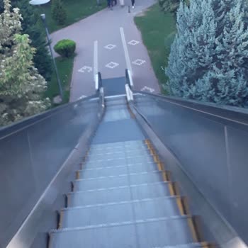 Konya Büyükşehir Belediyesi Beyşehir Çevre Yolu Üzerindeki Yürüyen Merdivenlerin Kapalı Olması