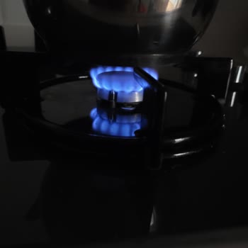 Bosch POP6C9O10O Ürünün En Küçük Ocağı En Kısıkta Dahi Çok Yanıyor