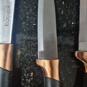 Karaca Züccaciye'ye  Ait Bıçak Sapında Solma Var.