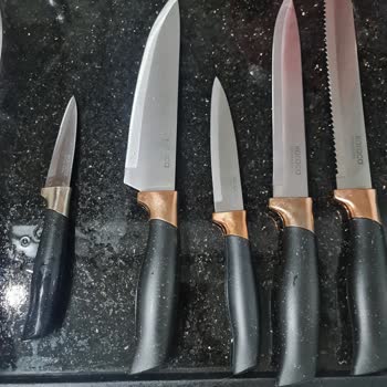 Karaca Züccaciye'ye  Ait Bıçak Sapında Solma Var.