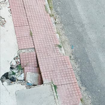 Eskişehir Büyükşehir Belediyesi Kaldırım Taşlarının Yapılmasını Talep Ediyoruz