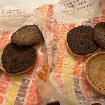 Burger King Hem Kusurlu Yemek Getiriyorlar, Hem De Şikayete Cevap Vermiyorlar