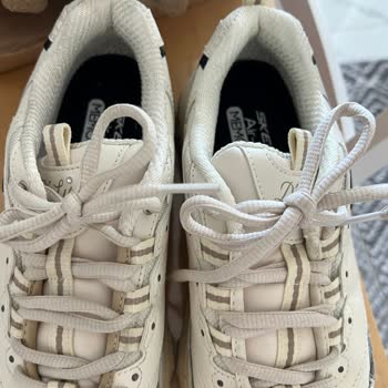 Skechers Ayakkabımın Biri Farklı