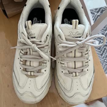 Skechers Ayakkabımın Biri Farklı
