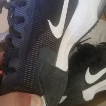 Nike Ayakkabı Tabandan Açıldı. Üretim Hatası