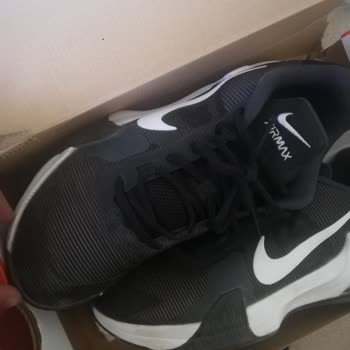 Nike Ayakkabı Tabandan Açıldı. Üretim Hatası