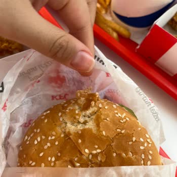 KFC Bayat Ürünler Ve Çalışanların Sorumsuzluğu