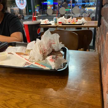 Saloon Burger Masaların Pis Olması