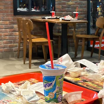 Saloon Burger Masaların Pis Olması