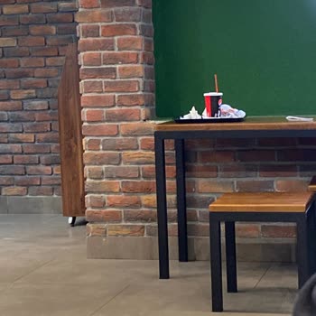 Saloon Burger Masaların Pis Olması