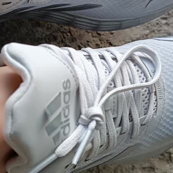 Adidas Spor Ayakkabı Etiketleri Kalktı