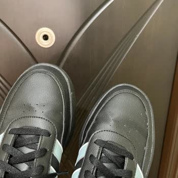 Adidas Ürününün Arkasında Durmuyor!