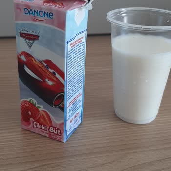 Danone Tikveşli Çilekli Süt Diye Satılan Ürünün Aslında Çilek Aromalı Süt Olması