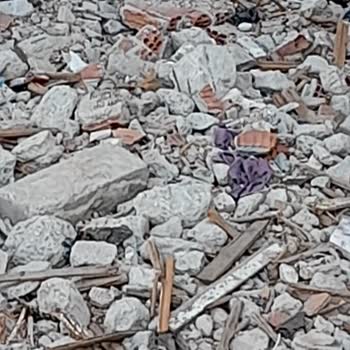 Avcılar Belediyesi Yıkılmış Bir Binanın Yerini Çöplük Olarak Kullanan Komşular