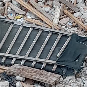 Avcılar Belediyesi Yıkılmış Bir Binanın Yerini Çöplük Olarak Kullanan Komşular