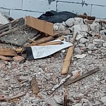 Avcılar Belediyesi Yıkılmış Bir Binanın Yerini Çöplük Olarak Kullanan Komşular