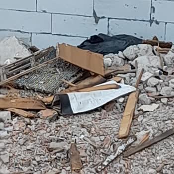 Avcılar Belediyesi Yıkılmış Bir Binanın Yerini Çöplük Olarak Kullanan Komşular