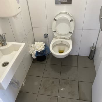 KFC Restorant Tuvalet Temizliği Yok Çok Kirli