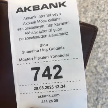 Akbank Şubesi Bekletiyor, Bakmıyor!