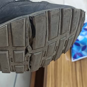 White Stone Ayakkabı Tabanında Yırtık Oluştu