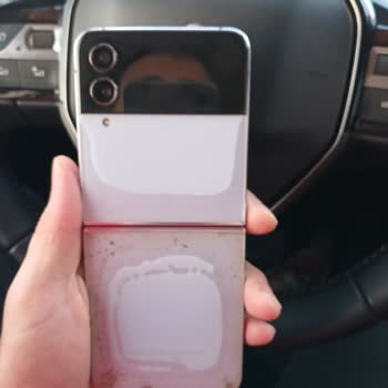 Samsung 10 Aylık Z Flip 4 Arka Kapaklarının Kalkması Ve Bombe Oluşumu